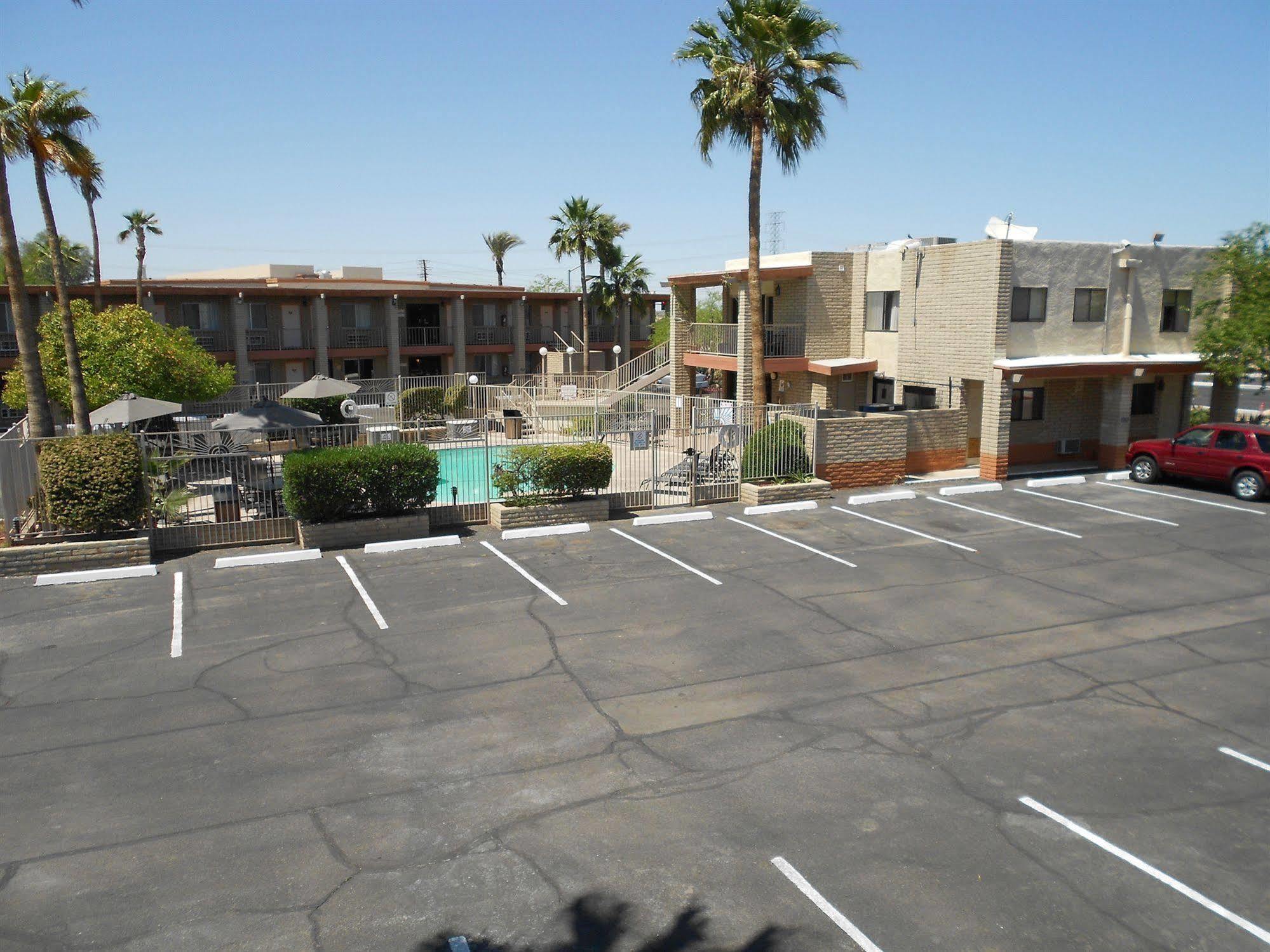 Quality Inn & Suites Phoenix Nw - Sun City Youngtown Exterior foto