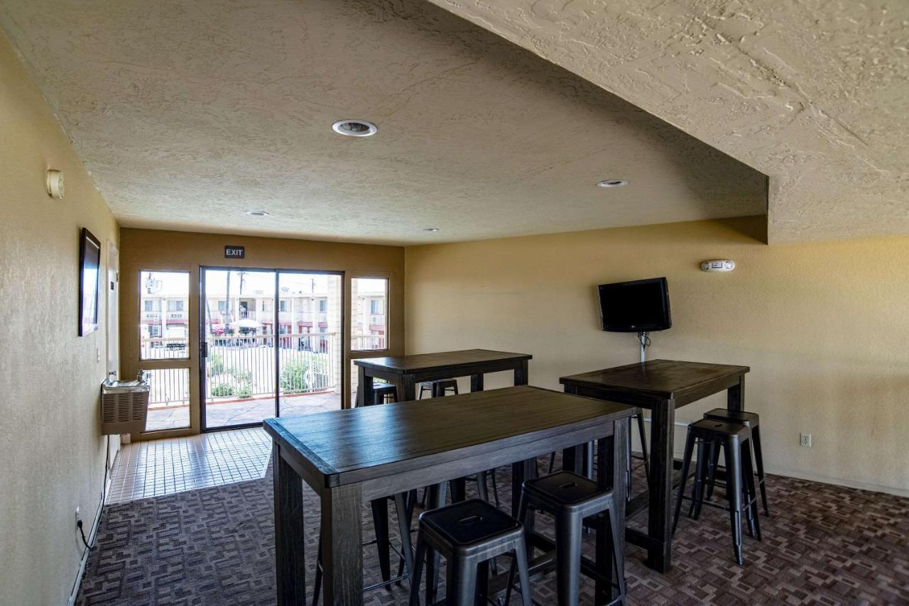 Quality Inn & Suites Phoenix Nw - Sun City Youngtown Exterior foto