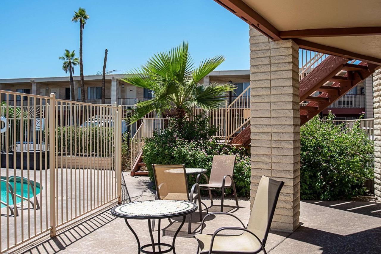 Quality Inn & Suites Phoenix Nw - Sun City Youngtown Exterior foto